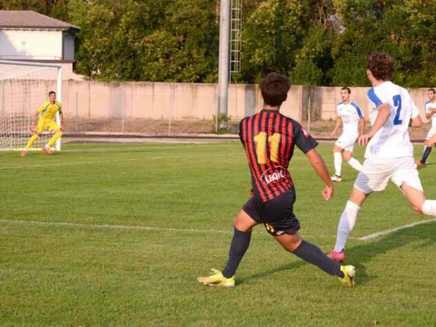 FECHADO - O jovem Arthur Bandeira, de 18 anos, já realizou o sonho de milhares de meninos brasileiros: jogar na Europa. Sem nunca ter atuado profissionalmente no Brasil, o lateral-esquerdo chamou atenção da Luparense, que o contratou para esta temporada.