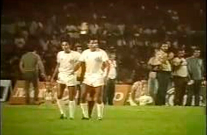 1983 - O Atlético-MG manteve a base de três anos antes e tinha como novidade o lateral Nelinho (ex-Cruzeiro). A equipe chegou às semifinais, mas não foi páreo para o Santos. No jogo de ida, Serginho Chulapa mostrou seu poderio ofensivo e marcou dois gols, enquanto Éder decretou o 2 a 1 no Morumbi. Já no Mineirão, o Galo foi à frente, lutou o quanto pôde, mas esbarrou no goleiro Marola.  