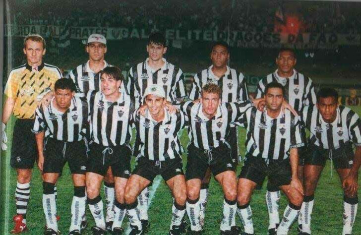 1996 - O Galo tinha o tetracampeão Taffarel na meta e, além de nomes como Doriva e Fábio Augusto, viu o ataque formado por Euller e Renaldo fazer a equipe avançar. O Atlético ficou entre os oito primeiros e depois, despachou o Athletico-PR nas quartas. Só que, nas semis, o time comandado por Eduardo Amorim caiu para a Portuguesa. Na ida, revés por 1 a 0. Depois, Renaldo e Euller chegaram a deixar os seus gols, mas Caio e Alex Alves garantiram um empate em 2 a 2 que credenciou a Lusa a disputa a decisão do Brasileirão.