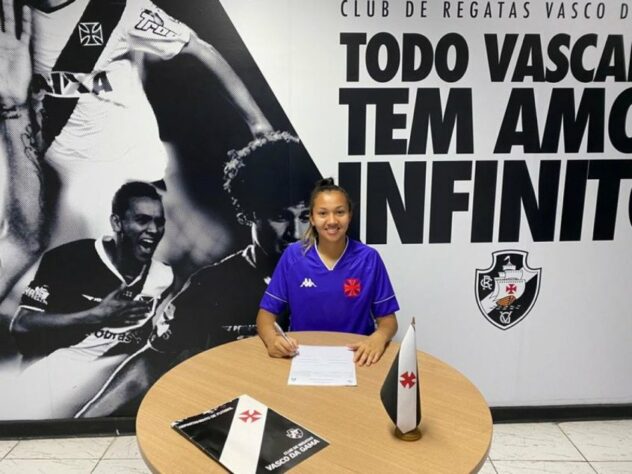 FECHADO - O Departamento de Futebol Feminino do Vasco assinou um contrato de formação com a goleira Bibi, a lateral Parazinha e as volantes Juanny e Mayara, da equipe Sub-18 do Futebol Feminino. As atletas integram a equipe adulta e já entraram em campo pelo Campeonato Carioca 2021. O contrato das Meninas da Colina é válido até dezembro de 2023.