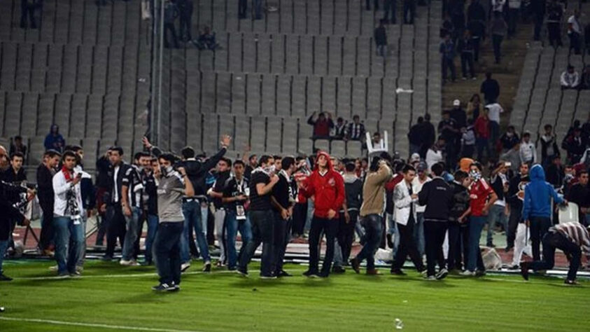 Quando jogava no Galatasaray, em 2013, Felipe Melo foi expulso nos minutos finais de uma partida contra o Besiktas e deixou o campo mostrando a camisa do seu time para os torcedores rivais. Isso gerou uma confusão generalizada no estádio.