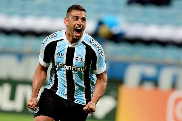 GRÊMIO - SOBE - A bola aérea da equipe deu muito perigo ao Fluminense. Foi justamente assim que Diego Souza definiu o placar do jogo. DESCE - O Grêmio imprimiu maior volume de jogo e poderia ter feito o primeiro gol antes ou até ampliar o placar, porém faltou eficiência nas inúmeras finalizações do time.