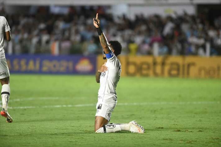 Na vitória do Santos sobre o Bragantino por 2 a 0, na Vila Belmiro, Marinho teve uma noite como há muito não se via. O atacante fez o primeiro gol da equipe e sofreu o pênalti que definiu o placar (notas por Diário do Peixe).