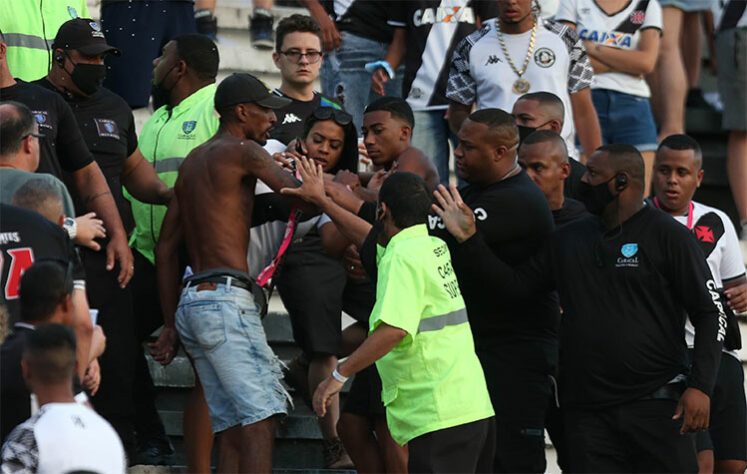 No início da partida, a torcida do Vasco apoiou e tentou empurrar a equipe, que tinha apenas 1% de chance de subir. Mas depois do primeiro gol do Botafogo, a revolta começou, com muitas vaias. 