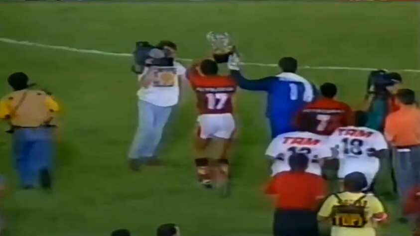 TRAJETÓRIA – A competição foi disputada em Manaus, no antigo Estádio Vivaldo Lima. Como o vencedor da Supercopa Libertadores de 1995 desistiu de participar da Copa Sul-Americana, o Flamengo substituiu. Com apenas quatro times, o Flamengo venceu o Rosário Central, da Argentina, por 2 a 1 na semifinal e bateu o São Paulo no dia 16 de agosto na decisão. 