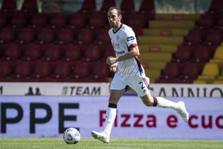 Diego Godín (Zagueiro - Uruguaio - 35 anos): Encostado no Cagliari, negocia sua rescisão com os italianos e tem conversas avançadas para se tornar jogador do Atlético-MG.