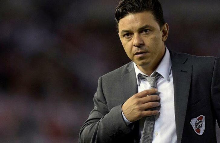 ESQUENTOU - Com mais um título conquistado sob o comando da equipe do River Plate, desta vez o do Campeonato Argentino, Marcelo Gallardo acabou falando em tom de despedida. Entretanto, aos 45 anos, um dos maiores nomes da história dos Millonarios, tanto dentro, quanto fora de campo, em entrevista à ESPN, manifestou o fato de que agora irá repensar e analisar a questão com calma.  “É a primeira vez que o meu vínculo acaba. Tenho dado tudo a este clube até hoje. É a primeira vez, em um momento de ansiedade e de análise, porque exige muito esforço. Acho que mereço a possibilidade de me repensar porque é preciso muita energia para continuar."