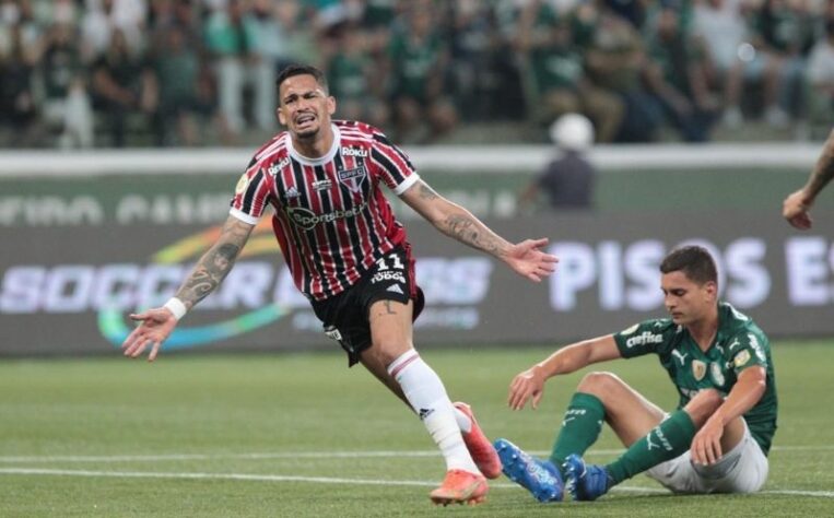 O São Paulo conquistou uma vitória importante contra o Palmeiras nesta quarta-feira (17), no Allianz Parque, em partida válida pela 33ª rodada do Campeonato Brasileiro. O time venceu por 2 a 0 com gols de Gabriel Sara e Luciano. Veja as notas individuais dos jogadores do São Paulo no Choque-Rei.