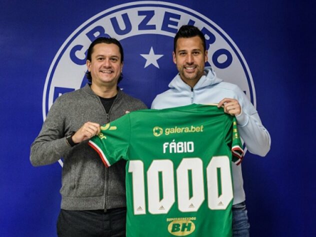 FECHADO - Colecionador de títulos, ídolo e líder nato, o goleiro Fábio teve seu contrato renovado e continuará vestindo as cores do Cruzeiro até 31/12/2022. O arqueiro iniciou sua passagem pelo Clube em 2000, quando participou da conquista da Copa do Brasil, depois saiu naquele mesmo ano e retornou em 2005, onde começou a eternizar de vez o seu nome na história da Raposa.