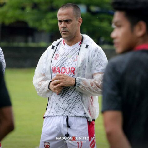 FECHADO - Com diversos títulos importantes conquistados pelo Jeonbuk Hyundai e Shandong Luneng, o técnico Fábio Lefundes foi anunciado de forma oficial pelo Madura United, da Indonésia. Além da carreira de sucesso no futebol asiático, Lefundes também teve uma passagem como auxiliar-técnico de Bruno Lazaroni no Botafogo, em 2020.