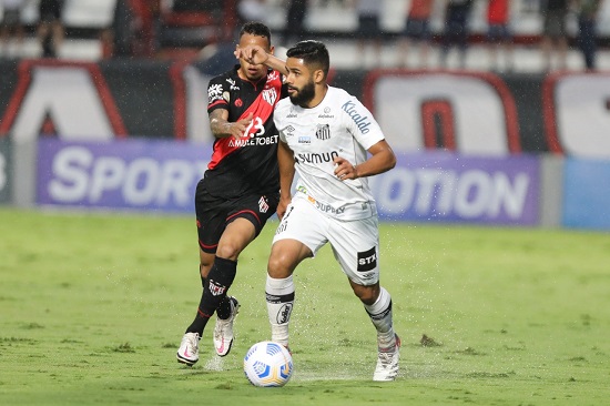 O Santos encarou o Atlético-GO neste sábado, em Goiânia, para tentar engatar duas vitórias seguidas no Brasileirão. Em um gramado muito prejudicado pelas chuvas, os times empataram em 0 a 0. Felipe Jonatan, mais uma vez atuando pelo meio, foi o melhor do time. Veja as notas do LANCE! (por Diário do Peixe).