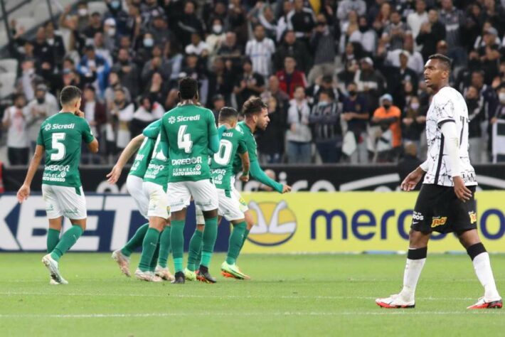 CUIABÁ - Sobe: Pepê - O meia acertou um lindo chute de fora da área no último minuto do primeiro tempo e empatou momentaneamente a partida.// Desce: Defesa - O sistema defensivo do Cuiabá deixou os jogadores do Corinthians trabalharem com muito espaço, e o Dourado cedeu diversas chances ao Timão. O resultado: três gols sofridos.