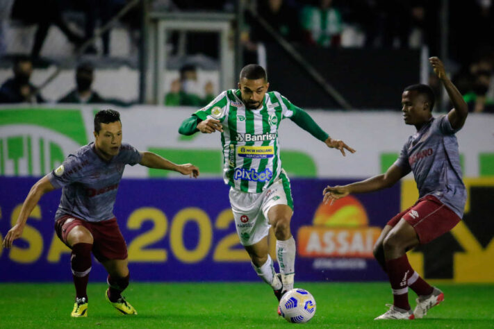 JUVENTUDE - SOBE - A equipe achou o gol em uma bela jogada ensaiada de escanteio, que fez a marcação do Fluminense se perder em campo. Além disso, a defesa fez uma boa partida que afastou as jogadas do adversário. DESCE - O lateral-esquerdo Matheus foi seguro na defesa, mas faltou apoiar mais ao ataque, ao lado de Guilherme Castilho, para poder ampliar o placar.