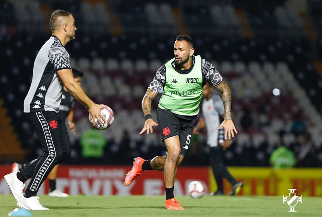 O Vasco ficou apenas no empate com o Remo por 2 a 2 em São Januário, pela 37ª rodada da Série B. O Leão começou na frente e anotou dois gols, com Neto Pessoa e Lucas Siqueira. O Cruz-Maltino diminuiu no primeiro tempo, com Léo Matos, e, no final do jogo, empatou com Matías Galarza. O LANCE! traz as notas e os destaques da partida.