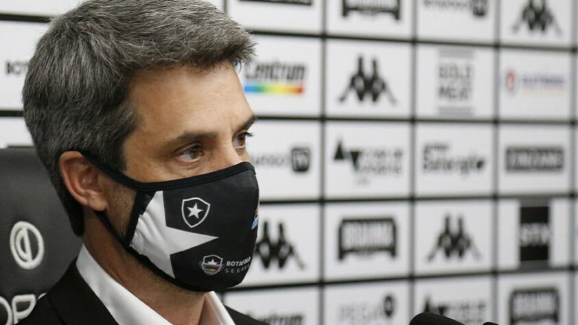 ESQUENTOU - Eduardo Freeland, diretor de futebol do Botafogo, tem questões a serem resolvidas em praticamente todos os setores do campo. De Enderson Moreira a Rafael Navarro, o Botafogo convive com jogadores que se destacaram no ano, mas que, por contratos curtos, não tem futuro garantido no Nilton Santos. O tempo dos vínculos é uma consequência da situação financeira do Botafogo. Com os cofres comprometidos, o Alvinegro teve que buscar os jogadores a baixo custo e oferecendo empréstimos - como os casos de Marco Antônio, Luís Oyama e Barreto, por exemplo. Agora, corre atrás para tentar manter os destaques.