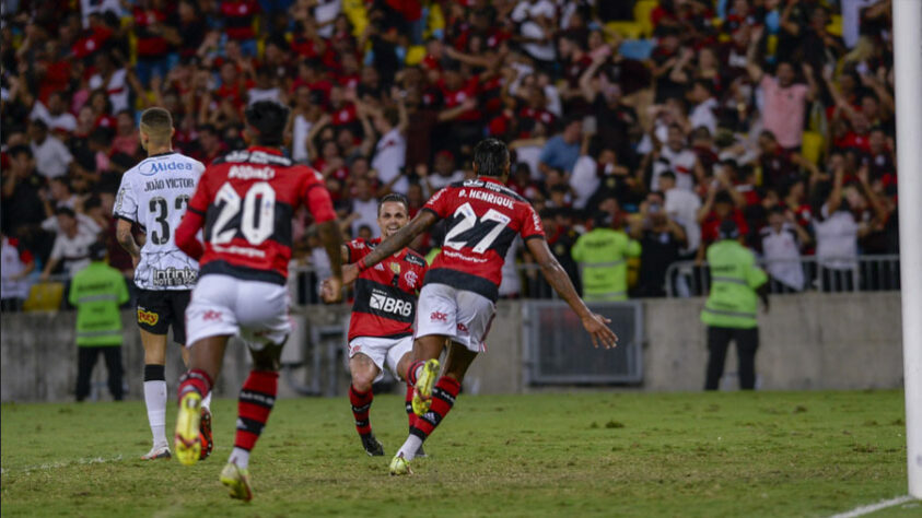 : O Flamengo se despediu da Nação no Maracanã em grande estilo. Com um gol de Bruno Henrique nos minutos finais, o Rubro-Negro venceu o Corinthians por 1 a 0 no Maracanã, pela 33ª rodada do Brasileirão. A partida, vale lembrar, foi a última da equipe no Rio de Janeiro antes da final da Libertadores. A seguir, veja as notas (por João Alexandre Borges – joaoborges@lancenet.com.br):