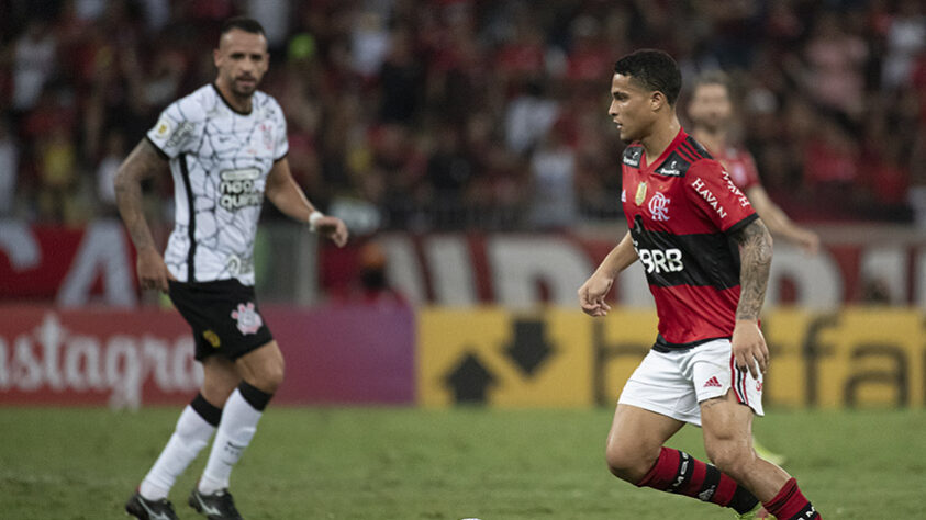 Em jogo válido pela 33ª rodada do Campeonato Brasileiro, o Corinthians foi muito defensivo na maior parte do tempo e acabou sendo castigado com um gol no fim na derrota por 1 a 0 para o Flamengo, no Maracanã. Pressionado durante quase todo o jogo, o Alvinegro teve Cássio como melhor em campo mesmo com a derrota fora de casa. Confira as notas dos jogadores do Timão (por Redação LANCE!).