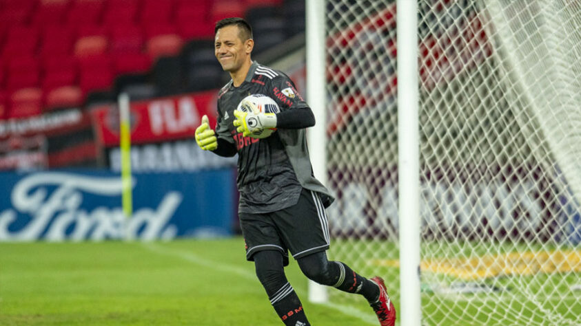 DIEGO ALVES - DESCE - Titular em 26 partidas, o camisa 1 fez um Campeonato Brasileiro marcado pelos problemas físicos, e, diferentemente das Copas, não teve muitas atuações destacadas ao longo das 38 rodadas. De contrato renovado, Diego Alves ainda pode ser importante em 2022, mas precisa reencontrar a performance física para voltar a passar a segurança habitual.