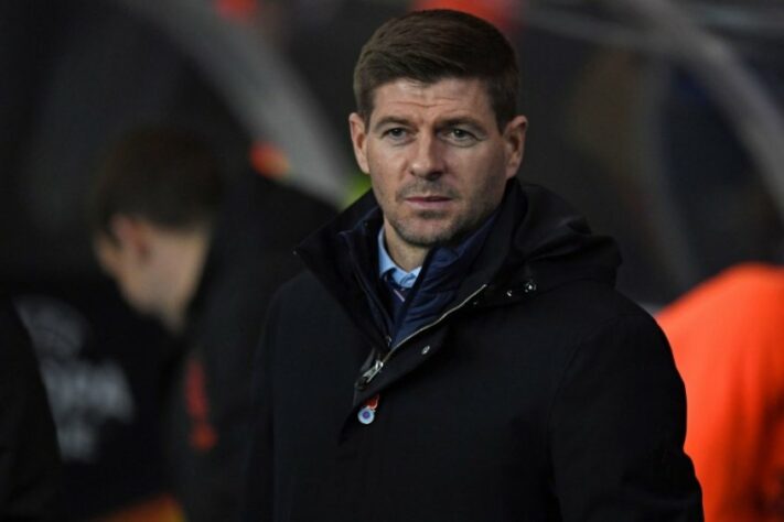 FECHADO - O Aston Villa anunciou, nesta quinta-feira, a demissão de Steven Gerrard como técnico do time. O ex-jogador e ídolo do Liverpool chegou ao Villans em novembro de 2021. Ao todo, o técnico comandou a equipe em 40 jogos, obtendo 13 vitórias, oito empates e 19 derrotas. 