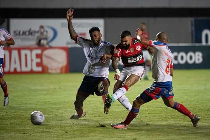 4º) Bahia - Gabigol também já marcou cinco gols contra o Bahia. A marca também foi alcançada em apenas três jogos