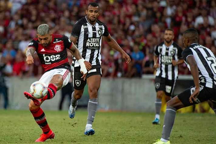 11º) Botafogo - Outro rival do Rio de Janeiro que sofreu três gols de Gabriel Barbosa. São cinco clássicos