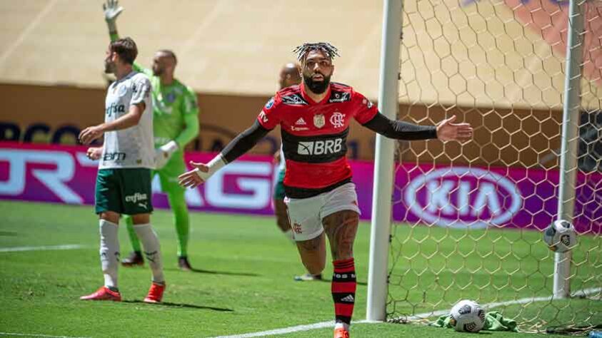 4º) Palmeiras - Quem também sofre com Gabigol é o Palmeiras. Em quatro jogos pelo Flamengo, o atacante castigou o rival com cinco gols