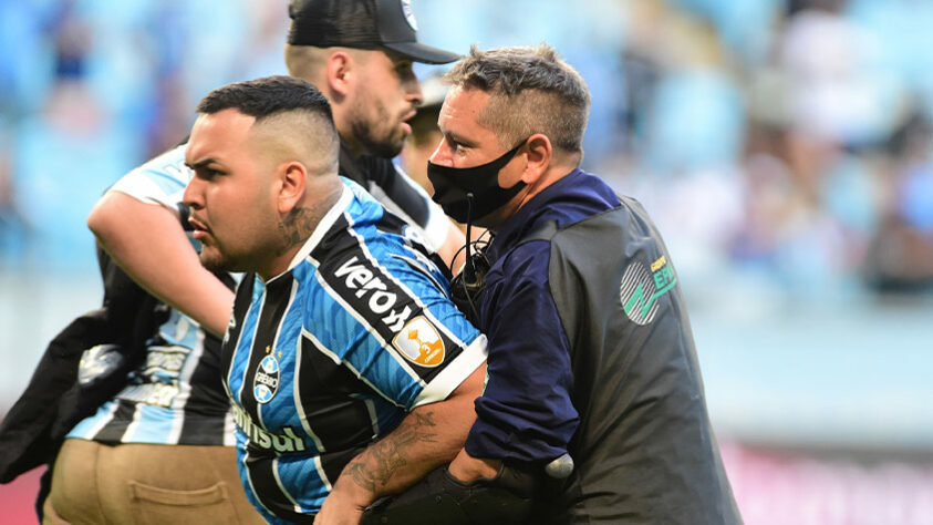 GRÊMIO 1 x 3 PALMEIRAS (2021): A torcida gremista invadiu a Arena Grêmio após a derrota para o Palmeiras, tentou adentrar nos vestiários, quebrou a cabine do VAR, equipamentos de transmissão, arremessou objetos de dentro do campo e ainda entrou em conflito com os torcedores palmeirenses. O caso ainda não foi julgado, mas as indicações são que o Grêmio seja severamente punido por invasão, vandalismo e racismo, já que durante a partida um torcedor do clube gaúcho foi flagrado imitando um macaco em direção à torcida do Palmeiras.