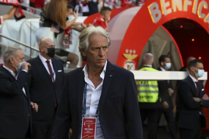 ESQUENTOU - Antes do Benfica decidir a vida na Champions League, contra o Dínamo de Kiev, o técnico Jorge Jesus teve de responder sobre seu futuro em entrevista coletiva. Especulado no Flamengo para um possível retorno, o treinador da equipe portuguesa, que vive grande pressão, garantiu que só pensa nos Encarnados.