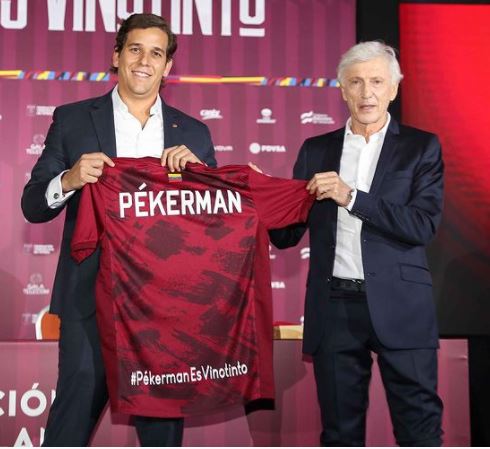 FECHADO - A seleção venezuelana confirmou a contratação do técnico José Pékerman, um dos nomes mais importantes do continente. A negociação foi iniciada nas últimas semanas e ganhou força para que o argentino pudesse gerir a reconstrução da Vinotinto.  Consciente que não tem mais chances de classificar para a Copa do Mundo, a ideia da Venezuela é ter um nome de peso para reformular o elenco e deixar a seleção mais forte para as Eliminatórias de 2026.