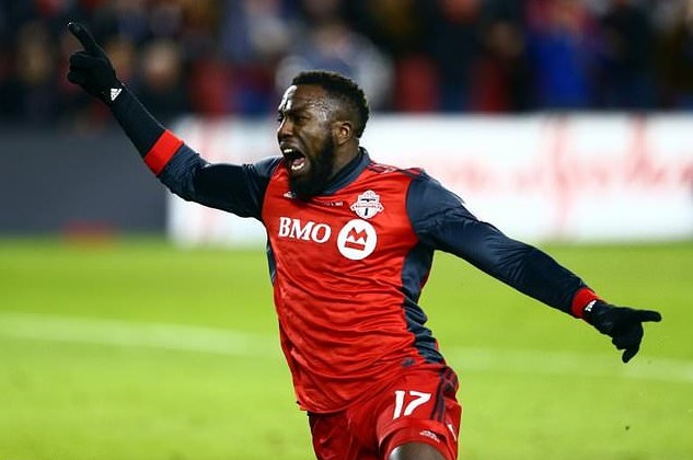 ESQUENTOU - Fora dos playoffs da Major League Soccer (MLS), o Toronto FC olha para o planejamento visando a temporada 2022 onde terá somente a principal liga nacional (além da US Open Cup) para disputar. E uma das medidas que o clube canadense deve tomar no sentido de renovar o plantel seria a saída de uma das figuras mais marcantes na história recente da franquia campeã da MLS em 2017: o atacante norte-americano Jozy Altidore. A informação é do jornalista italiano Fabrizio Romano, especializado no mercado de transferências.