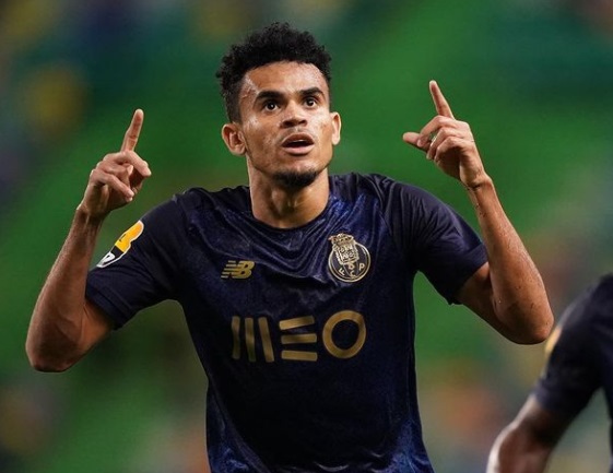 NEGOCIANDO - O Tottenham apresentou uma proposta de 45 milhões de euros (R$ 278 milhões) ao Porto pela contratação do atacante Luis Díaz, segundo o diário "Record". No entanto, a oferta está longe da cláusula de rescisão contratual do colombiano, que é fixada em 80 milhões de euros (R$ 495 milhões).