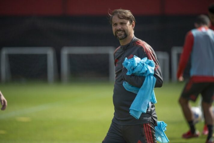 FECHADO - Após ser demitido do Flamengo, Maurício Souza encaminhou o acerto com o Athletico Paranaense e será auxiliar técnico do time comandado por Alberto Valentim.