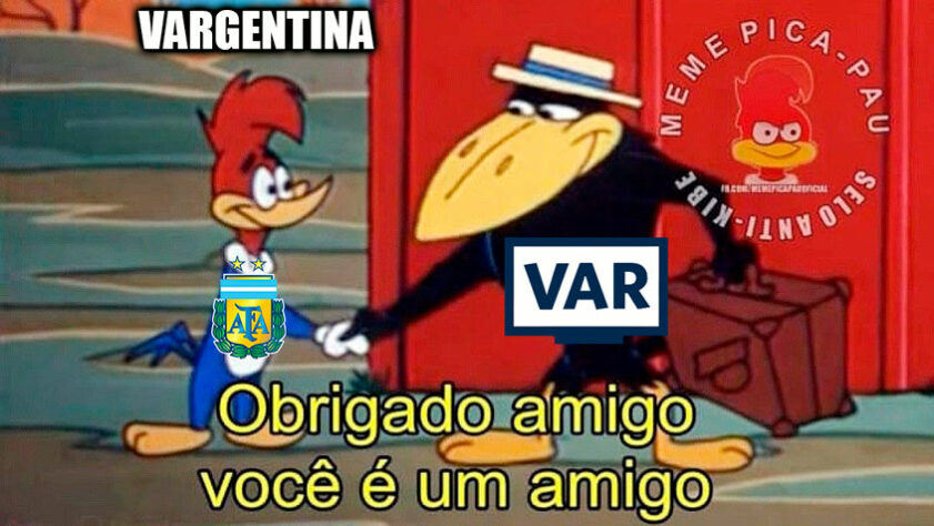 Em partida válida pelas Eliminatórias da Copa do Mundo, Brasil e Argentina terminaram empatados em 0 a 0 em jogo que omissão do VAR em cotovelada de Otamendi em Raphinha chamou a atenção. Na web, lance repercutiu nos memes, assim como a atuação de Lionel Messi que apareceu no bolso de Fabinho em montagens. Confira! (Por Humor Esportivo)