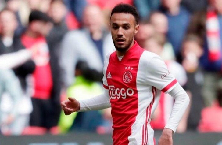 ESQUENTOU - Nouassir Mazraoui, lateral do Ajax, é alvo de interesse de grandes clubes da Europa, segundo a "ESPN". O "novo Hakimi" tem contrato com o clube holandês até o fim da atual temporada, mas está na mira de Real Madrid, Manchester City, Arsenal, Bayern e clubes italianos. Uma vez que o vínculo do ala com o Ajax se encerra em 2022, o jogador estará livre para assinar um pré-contrato com uma nova equipe a partir de janeiro.