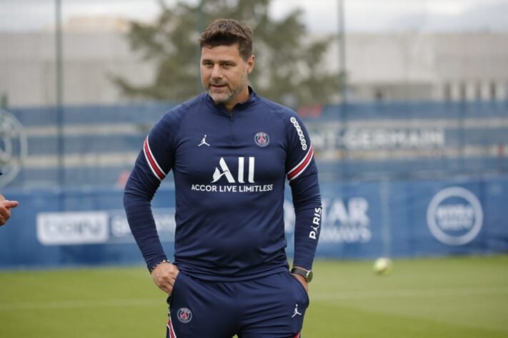 ESQUENTOU - Os jogadores do Manchester United querem a chegada do técnico Mauricio Pochettino na próxima temporada, segundo o "Daily Mail". No entanto, o argentino enfrenta a concorrência de Erik ten Hag, do Ajax, uma vez que o holandês é o favorito de Ralf Rangnick. O atual comandante do Paris Saint-Germain está na rota de saída da equipe francesa, que deve buscar a contratação de Zidane para a próxima temporada. Com isso, Pochettino deve buscar um retorno para a Premier League, onde já conquistou grande sucesso à frente do Tottenham.