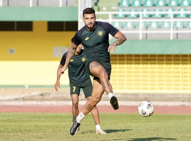 FECHADO - Após três temporadas no futebol da Malásia, o zagueiro brasileiro Renan Alves decidiu que não irá permanecer no Kedah para 2022. O defensor de 28 anos pretende buscar novos rumos na carreira e garante que sai do time vice-campeão da Super Liga da Malásia "pela porta da frente". De olho na próxima temporada, Renan Alves ainda não definiu o seu futuro. Por enquanto, o zagueiro quer curtir apenas as férias ao lado da família.