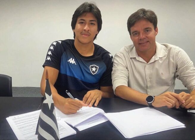 FECHADO - Nesta sexta-feira, o Botafogo assinou o primeiro contrato profissional do atacante Rhenzo Alcón, da base alvinegra, até o fim de 2024. Filho de pai brasileiro e mãe boliviana, o jogador atua pelo Glorioso desde 2019, ainda no sub-15.