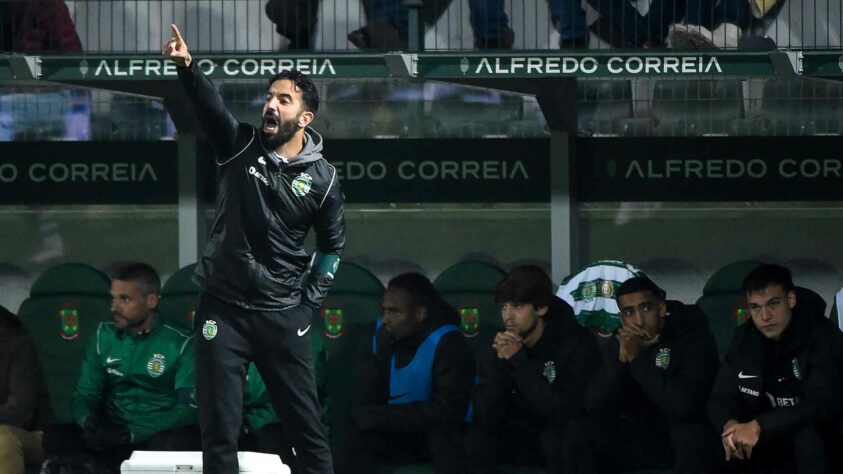 Muito jovem, fazia boa campanha no Braga em uma de suas primeiras experiências como treinador e o Sporting fez questão de pagar a multa para contratá-lo. Em quase dois anos de clube, já conquistou um campeonato português e uma Supercopa de Portugal, enfrentando o próprio Braga na decisão. 