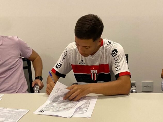 FECHADO - Após assinar seu primeiro contrato profissional da carreira, o jovem jogador Samuel não esconde a felicidade. A joia promissora do Botafogo-SP fechou com a equipe por três anos, em negociações mediadas pela Focco Sports, com o time paulista, onde disputará a Copa SP do ano que vem.