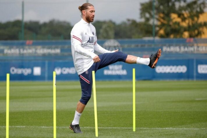 ESQUENTOU - Com contrato até o fim da temporada, Sergio Ramos não tem seu futuro definido com o Paris Saint-Germain. Em coletiva de imprensa, o técnico Christophe Galtier fez mistério sobre o futuro do veterano, mas confirmou que há conversas em andamento.