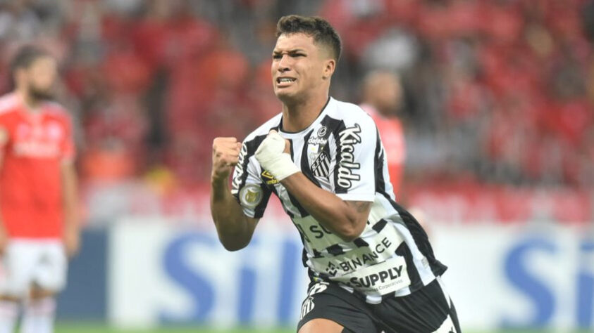 O Santos empatou em 1 a 1 com o Internacional na noite deste domingo, no Beira-Rio, em duelo pelo Campeonato Brasileiro. O jovem Marcos leonardo brilhou novamente e garantiu o empate ao Peixe fora de casa. Confira as notas do Santos no LANCE! (por Diário do Peixe)