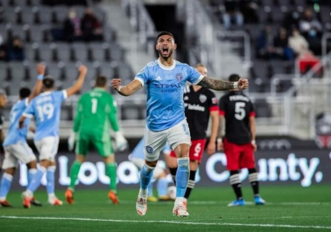 NEGOCIANDO - Mesmo tendo anunciado Rafael Navarro, o Palmeiras segue em busca de outro centroavante. A prioridade da diretoria é o argentino Valentín 'Taty' Castellanos, do New York FC. Segundo reportagem da ESPN, o clube norte-americano teria recusado a primeira proposta do Alviverde.