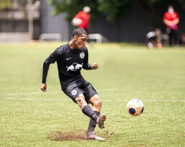 ESQUENTOU - Vitor Novais, lateral-direito do Red Bull Bragantino Sub-17, e que também joga pelo Sub-20, estaria na mira de clubes de Portugal, como Porto, Sporting e Portimonense.