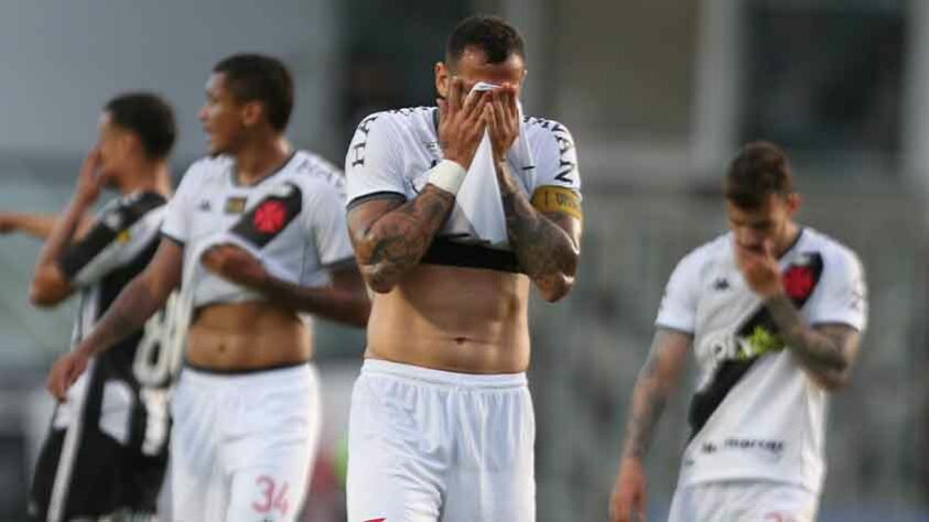 O empate com o Remo na última sexta-feira foi a última partida do Vasco, em São Januário, pela Série B. A despedida foi melancólica, com o time sendo vaiado antes, durante e depois do jogo. Dos 57 pontos que disputou, o Cruz-Maltino conquistou 31 (9 vitórias, 4 empates e 6 derrotas), aproveitamento de 54,4%, rendendo a 8ª posição como mandante, podendo terminar a competição em 12º. Relembre os jogos na Colina Histórica. 