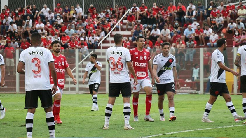 O Vasco não conseguiu vencer o Vila Nova nesta segunda-feira. As duas equipes empataram em 2 a 2 no OBA com gols de Pedro Bambú e Clayton para o time goiano e de Morato e Daniel Amorim para o clube carioca. Sem chances de acesso, o Vasco encontrou mais falhas defensivas de seus jogadores. Confira as notas dos jogadores vascaínos. (Por Rafael Bizarelo - rafaelmelo@lancenet.com.br)