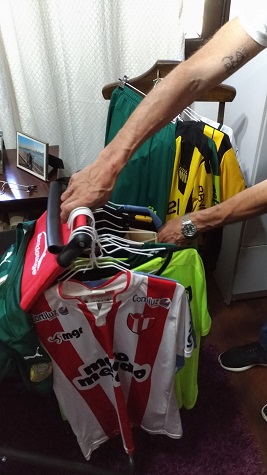 Na casa de Piquerez, cada um tem sua coleção de camisas. Na do pai dele algumas peças são de adversários ou companheiros do lateral, incluindo Felipe Melo e Gustavo Gómez.