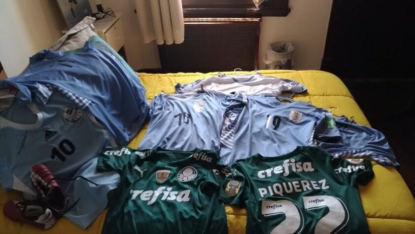 Parte da coleção de camisas de Piquerez, com peças da seleção uruguaia e do Palmeiras