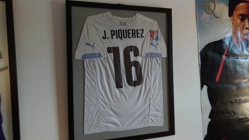 Seleções de base foram uma constante para Piquerez, assim como tem sido a adulta atualmente. A camisa do Sul-Americano sub-17, em 2015, é exibida com orgulho na casa da família.
