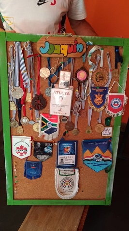Um quadro com medalhas também é um dos pontos turísticos da casa da família Piquerez, todas elas exibidas com muito orgulho ao lado de flâmulas de partidas.