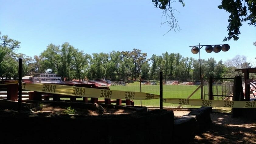 Depois do Defensor, Piquerez foi jogar no River Plate-URU, no Estádio Saroldi, no bairro Prado. Foi a partir de lá que o lateral começou a ganhar destaque, culminando em sua ida ao Peñarol, clube do coração da família.